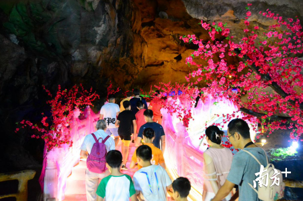 鵲橋布置好3天時間，已有1萬多名游客來游玩體驗。