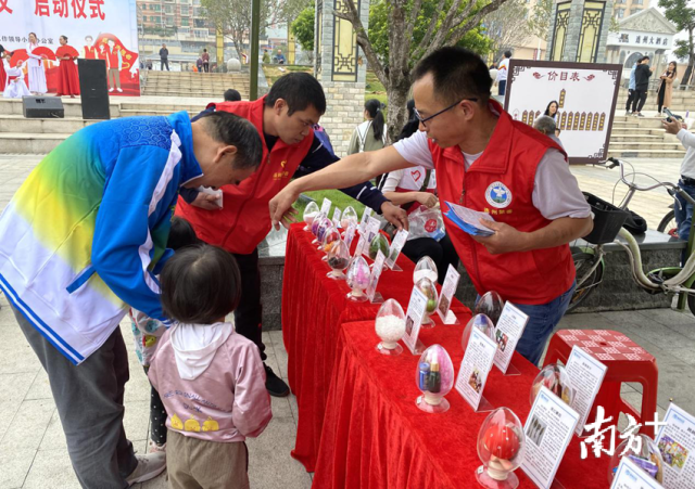 志愿者向群眾講解辨別毒品知識(shí)。