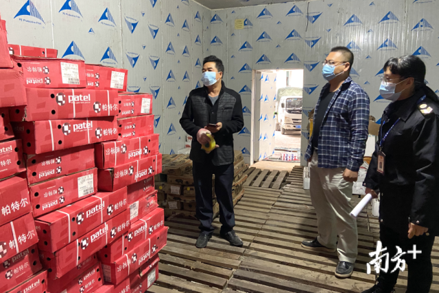 連州市市場監(jiān)督管理局局長吳飄揚對市區(qū)內(nèi)儲存進口冷凍肉產(chǎn)品的冰庫進行監(jiān)督檢查。