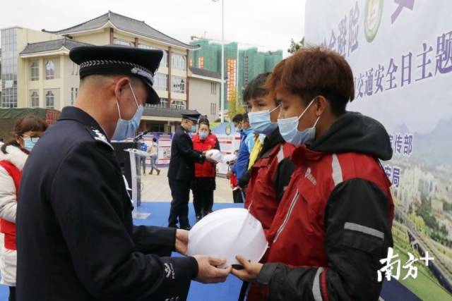 活動現(xiàn)場還為快遞行業(yè)代表贈送了有著安全保障的頭盔。段燦 攝