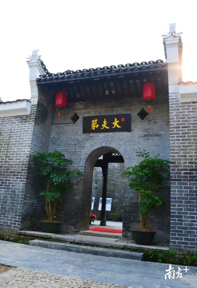 青磚藍(lán)瓦、重檐飛翹的“大夫第”民宿。黃津 攝