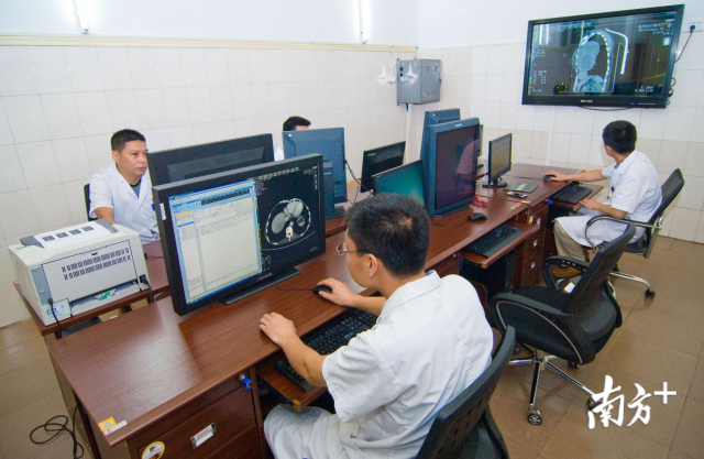 6個(gè)中心能讓鎮(zhèn)鄉(xiāng)的群眾實(shí)現(xiàn)在鎮(zhèn)衛(wèi)生院看病，一樣能享受到市區(qū)醫(yī)院的優(yōu)質(zhì)服務(wù)，實(shí)現(xiàn)讓數(shù)據(jù)多跑腿、群眾少跑腿。