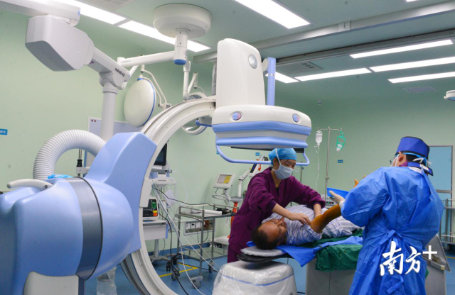 連州形成“基層檢查、基層收費(fèi)、上級(jí)診斷”就醫(yī)新格局，有效解決群眾“看病難、看病貴、看病遠(yuǎn)”難題。黃津 攝