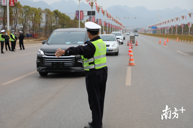 每天高峰期有近300名警力在主要交通路口站崗。