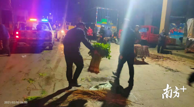 清理亂擺亂賣，營(yíng)造良好環(huán)境。