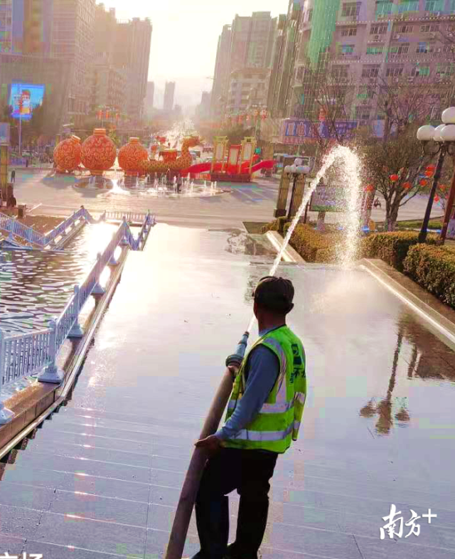 清洗廣場(chǎng)。