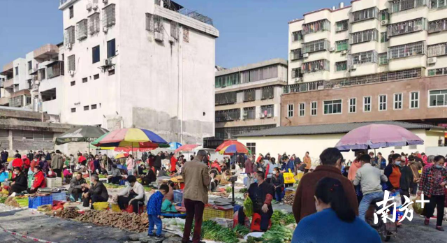 設(shè)置臨時(shí)擺賣點(diǎn)便民利民。