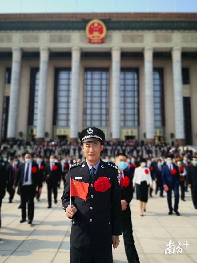 連州市瑤安鄉(xiāng)大營村駐村第一書記兼扶貧工作隊隊長、清遠市公安局交警支隊高速七大隊教導員黃智勇獲授“全國脫貧攻堅先進個人”稱號。圖片由受訪者提供