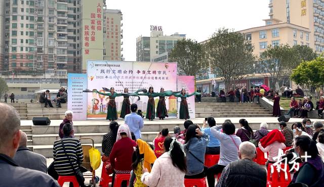 3月14日，連州開展“踐行文明公約，爭當(dāng)文明市民”主題2021年連州市文明城市創(chuàng)建活動走進(jìn)社區(qū)活動。段燦 攝