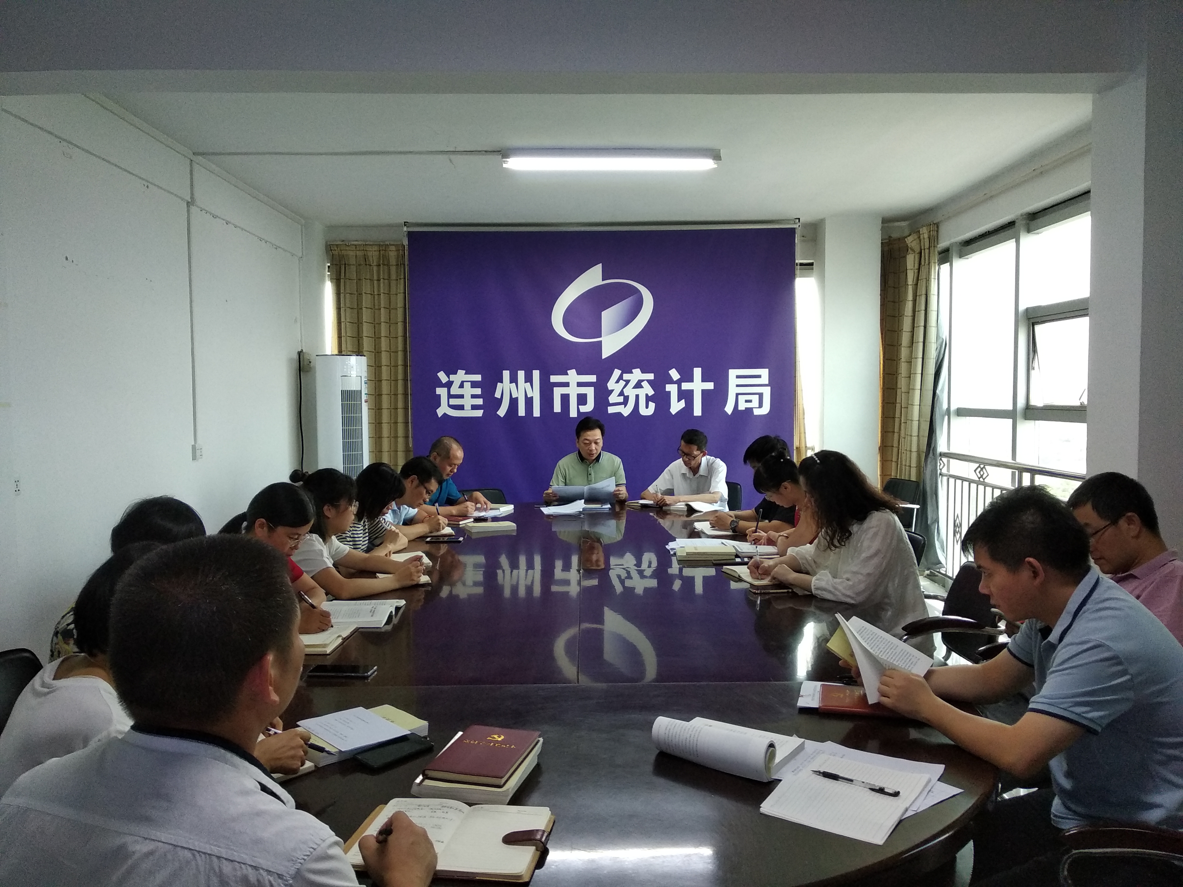 連州市統(tǒng)計局組織學(xué)習(xí)《習(xí)近平新時代中國特色社會主義思想學(xué)習(xí)問答》圖片.jpg