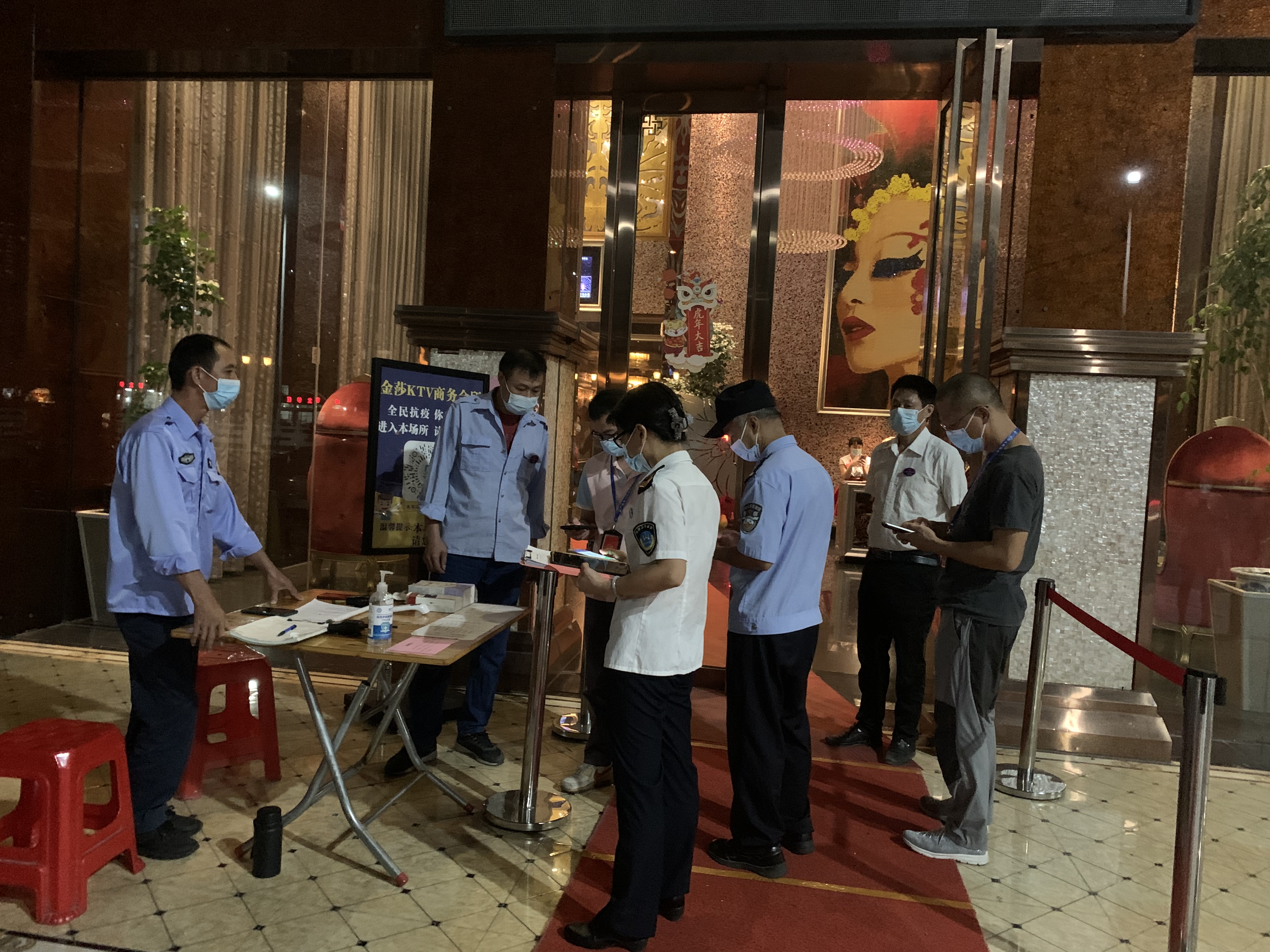 連州市衛(wèi)生監(jiān)督所聯(lián)合市公安局、市文化廣電旅游體育局執(zhí)法人員對(duì)金莎KTV商務(wù)會(huì)所進(jìn)行督查.jpg