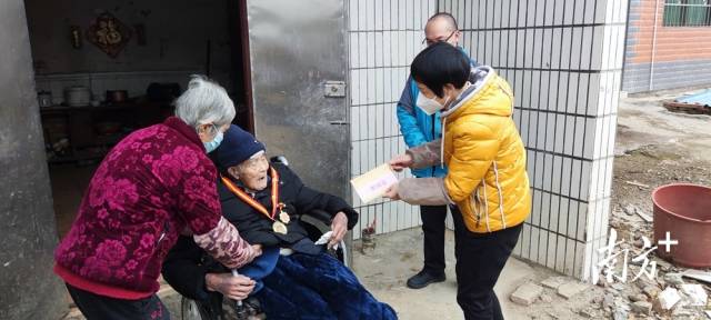 走訪慰問(wèn)老黨員。
