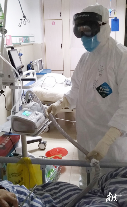 在監(jiān)利縣中醫(yī)院重癥病房工作的曾慧。